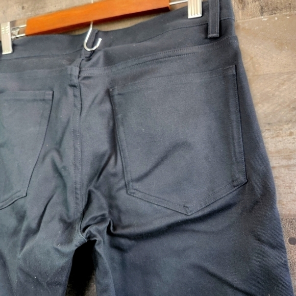 New Theory Slim-Fit Five-Pocket Pant in Stretch Cotton Twill - Picture 8 of 10